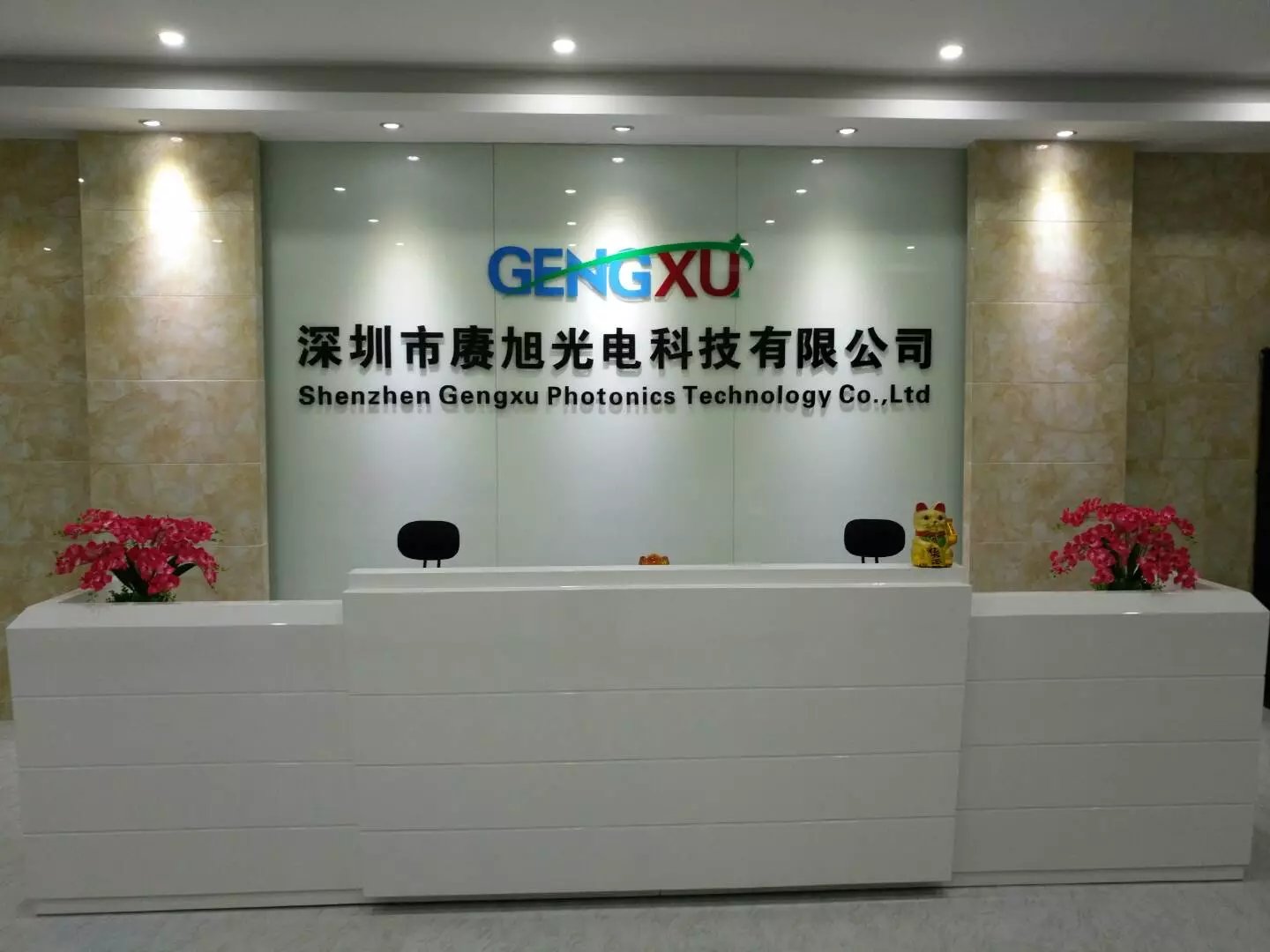 太陽(yáng)模擬器的光學(xué)系統相當于一種照明系統其結構比較復雜。一般中小型太陽(yáng)模 擬器主要包括光源及聚光系統、光學(xué)濾光片、光學(xué)積分器、準直系統、冷卻系統等構 成，如下圖1.2和圖1.3所示，為太陽(yáng)模擬器的總體結構及布局。注：1.殼體，2.光源室，3.轉向平面反射鏡，4.光學(xué)積分器，5.準直光學(xué)系統，太陽(yáng)模擬器的工作原理，聚光鏡將光源一氤燈發(fā)出的轄射光會(huì )聚在光學(xué)積分器 的入射場(chǎng)鏡組后形成一個(gè)輻照度分布，但此時(shí)的轄照分布并不均勻，要經(jīng)過(guò)光學(xué)積分 器的各光通道將這個(gè)分布的轄照度積分成像，便可以形成一個(gè)均勻的轄照面，再經(jīng)過(guò) 濾光片將輸出的光束進(jìn)行濾波后，使其光譜分布與太陽(yáng)光譜相匹配，從而模擬了太陽(yáng) 光的輻照，最后經(jīng)過(guò)準直系統投射到所需位置或元件上。 太陽(yáng)模擬器光源及濾光裝置  現代的精密太陽(yáng)模擬器幾乎都是釆用疝氣燈作為光源，主要原因是光譜比較接近太 陽(yáng)光譜，但在近紅外波段區域有很強的福射次峰，因此必須用濾光片濾除氤燈光譜中 與太陽(yáng)光譜不匹配的地方，進(jìn)而需要光學(xué)濾光片的修正。只要分別配合不同的濾光片 即可獲得AM0或AM1.5等不同的太陽(yáng)光譜?？傮w來(lái)說(shuō)，采用氤燈作為光源的太陽(yáng)模 擬器裝置復雜，價(jià)格昂貴，但是也是目前為止應用最為廣泛的太陽(yáng)模擬器。 疝燈可分為脈沖式疝燈、長(cháng)弧疝燈和短弧氤燈三類(lèi)： ①脈沖疝燈：脈沖式太陽(yáng)模擬器釆用這種疝燈作為光源，其特點(diǎn)是能夠在短時(shí)間 內發(fā)出比一般光源強若干倍的強光，而且光譜特性比穩態(tài)疝燈更接近于太陽(yáng)光譜。由 于亮度高通?？煞旁陔x太陽(yáng)電池較遠的位置進(jìn)行測量，因此改善了福照均勻性，可得 到大面積的均勻光斑。 ②長(cháng)弧疝燈：是一種在石英管狀泡殼的兩端封有釷鎢、鋇鎢或鈰鎢電極且極距大 于100MM，內充有適量高純度疝氣的疝燈。這種氬燈具有弧光放電時(shí)損失較小，發(fā)光 效率高，壽命長(cháng)等特點(diǎn)，并且長(cháng)弧疝燈的光譜與太陽(yáng)光譜非常接近。 ③短弧氤燈：是一種橢球形石英泡殼內充有0.019~0.0266MPa高壓的純疝氣，兩 端封有鎢陽(yáng)極、缽鎢或釷鎢陰極且極間距小于的疝燈。短弧疝燈具有亮度高、 電弧體積小，是一種比較理想的電光源，色溫高達并與太陽(yáng)光譜相似，是目前 氣體放電燈中顯色性最好的一種光源。圖1.4所示，是短弧疝燈的亮度分布圖。